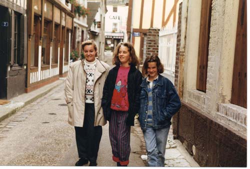 French and English youngsters in La Bouille